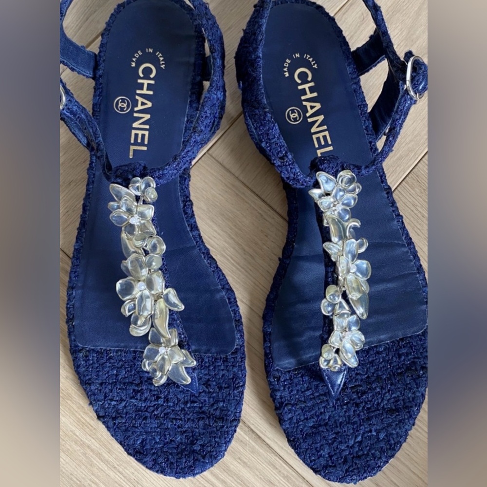 Chanel navy tweed sandals camellia lucite accents flowers NO OFFERS